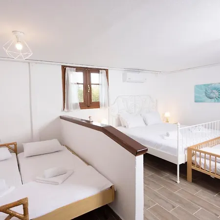 Villa Beta - 5min Walk To Beach, Bbq, Parking